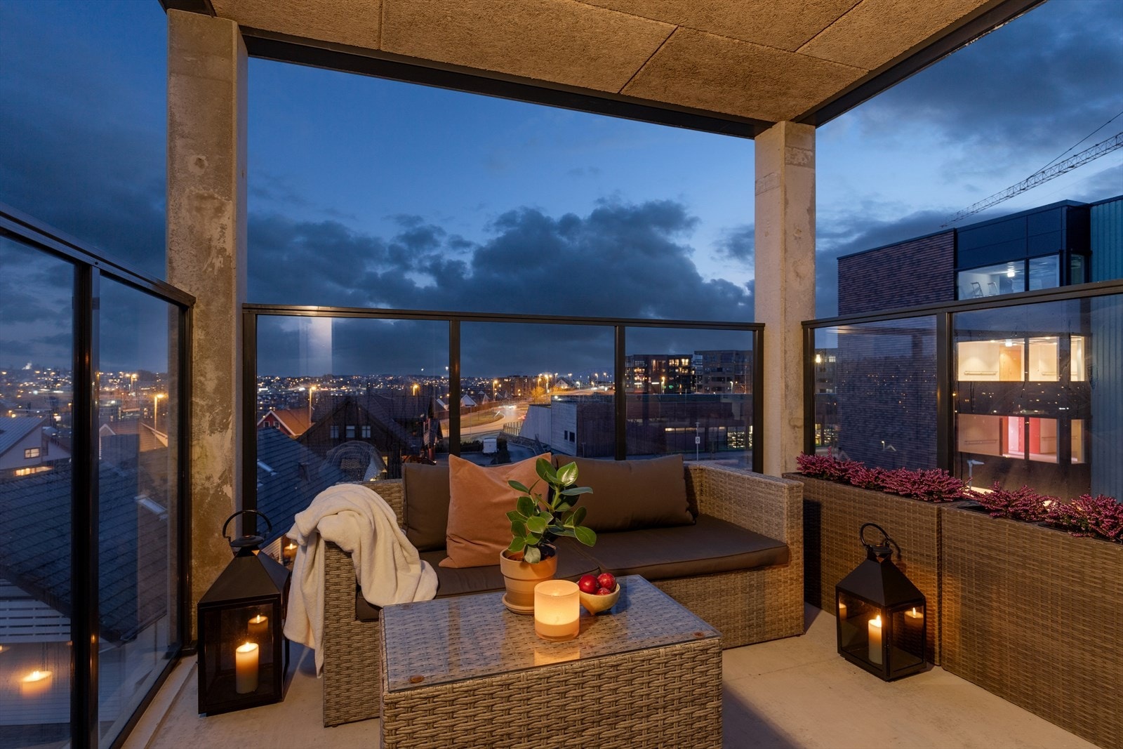 Balkongen har sol tidlig morgen, før den kommer tilbake på ettermiddag og helt til den går ned i horisonten Galleribilde