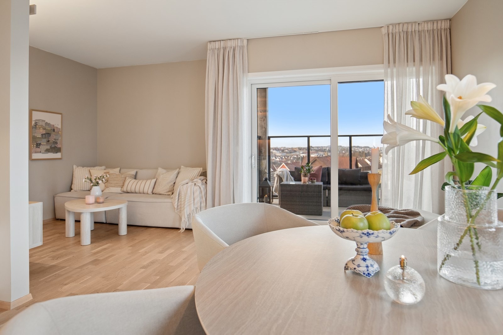 Fra spisebordet har man nydelig utsikt, og med kveldssol Galleribilde