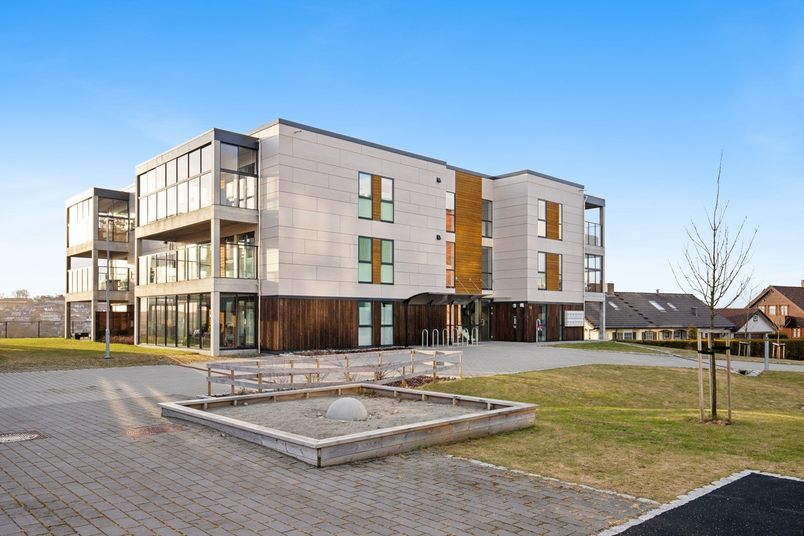 Det er heis i bygget, fast parkering i lukket anlegg og flotte fellesarealer utvendig Galleribilde