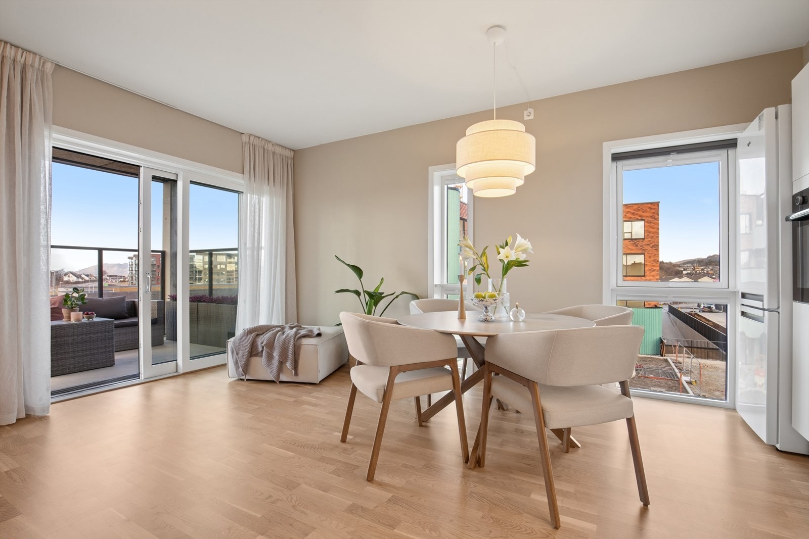 Stuen er lys og luftig med god plass til romslig spisebord Galleribilde