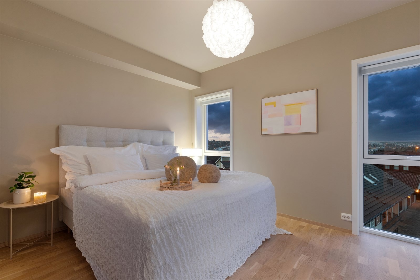 Det er og flott utsikt fra soverommet med nydelig kveldssol inn vinduene Galleribilde