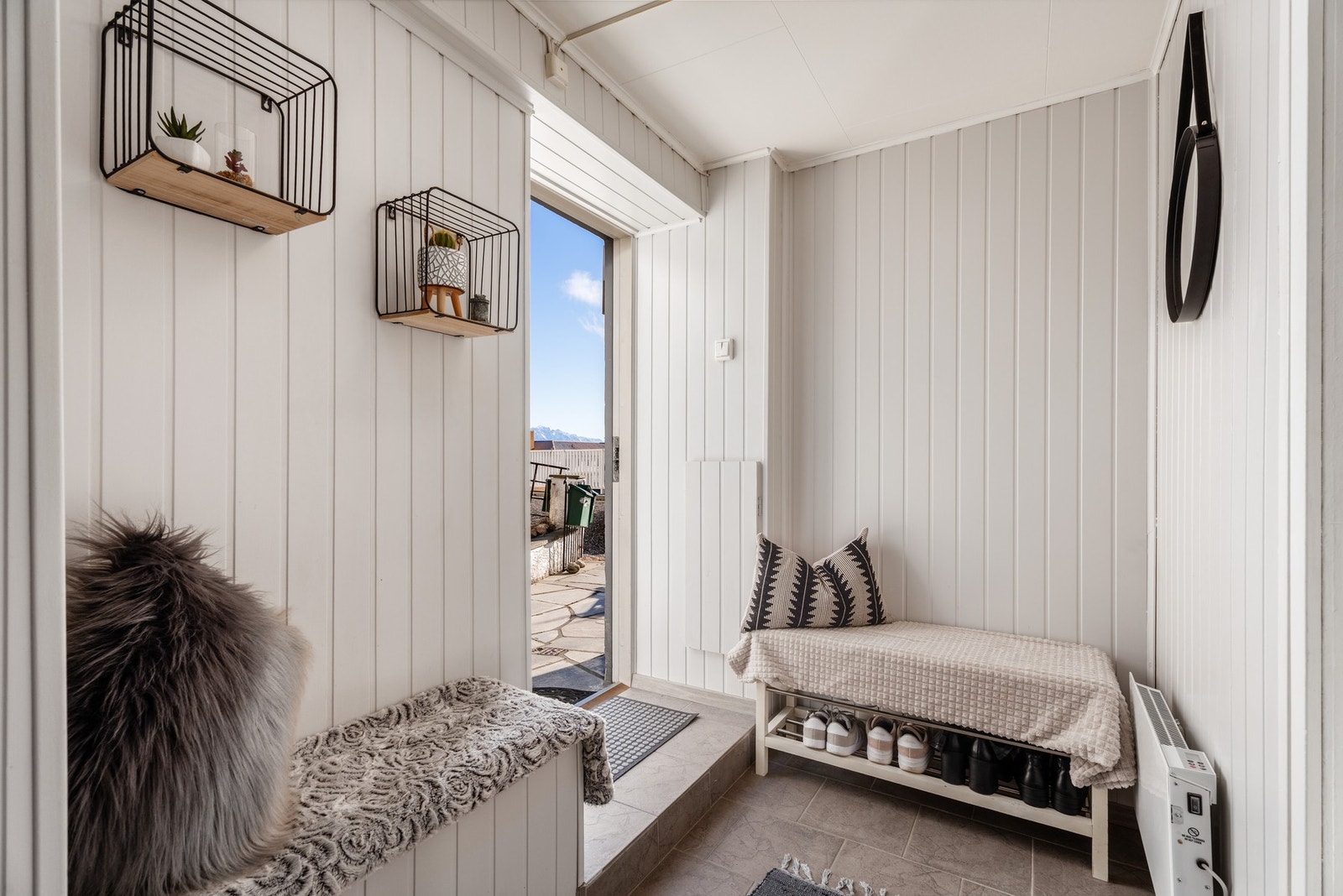 Entréen er lys og romslig med plass til oppbevaring. Galleribilde