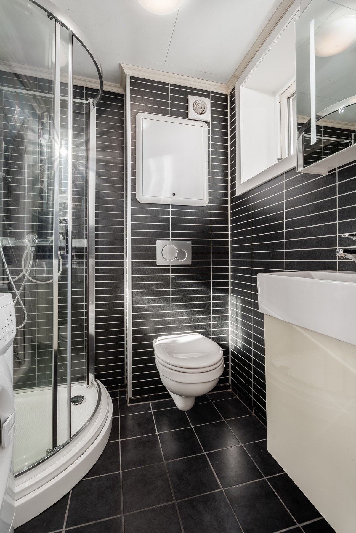 Det er lagt opp rør-i-rør system for både bad og kjøkken. Dusjkabinettet er nytt i år. Galleribilde