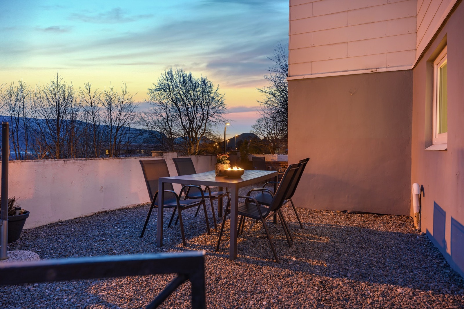 Uteplassen kan nytes på dagtid så godt som på kveldstid i godt samvær. Galleribilde