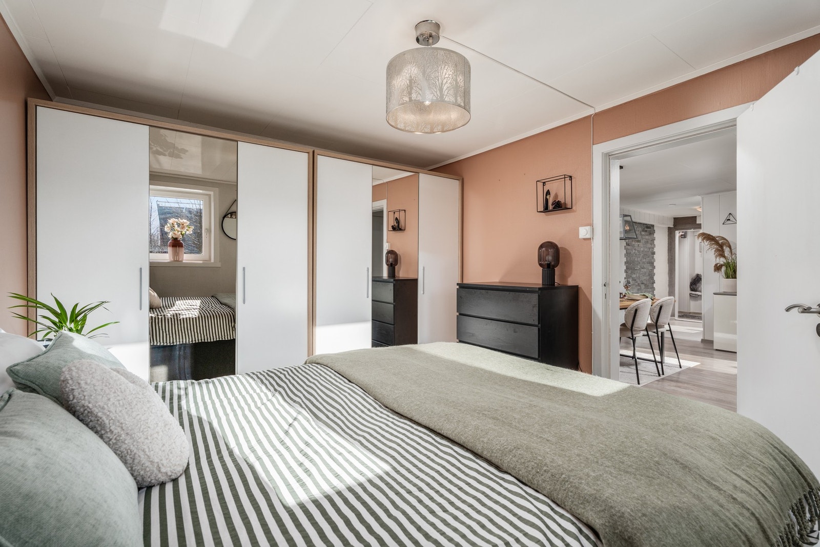 Selger har innredet soverommet med to store garderobeskap, og om ønskelig er det mulig å sette inn skyvedørsgarderobe. Galleribilde