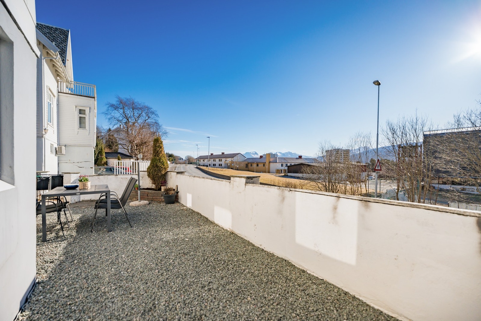 Leiligheten ligger sentralt til med nærhet til bussforbindelser, skole og turområder opp Akslafjellet. Galleribilde