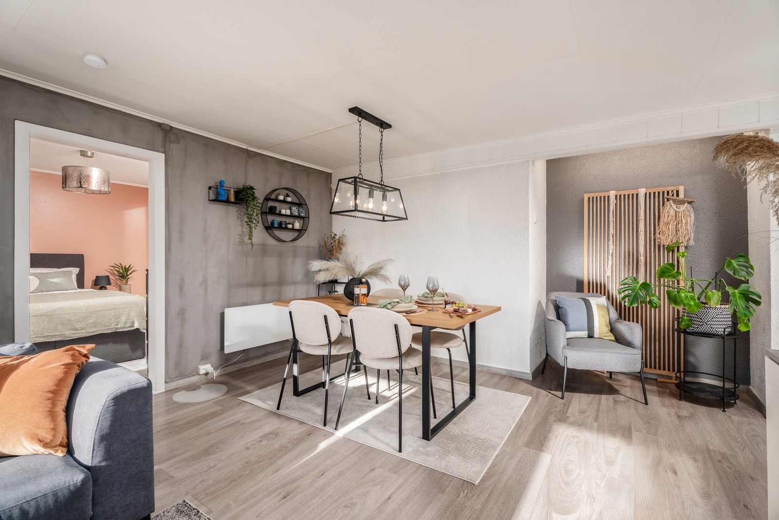 Leiligheten varmes opp ved hjelp av elektriske panelovner. Galleribilde