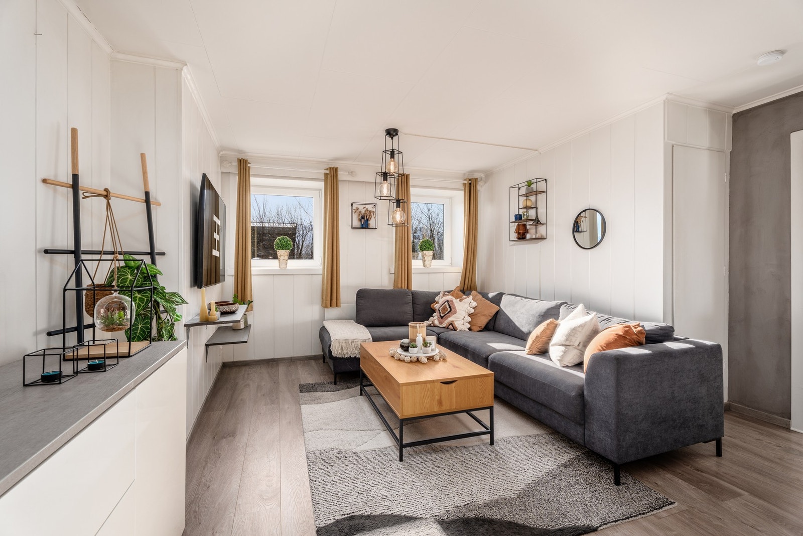 Til tross for at leiligheten ligger i underetasjen, sørger vinduene for god mengde med naturlig lys. Galleribilde