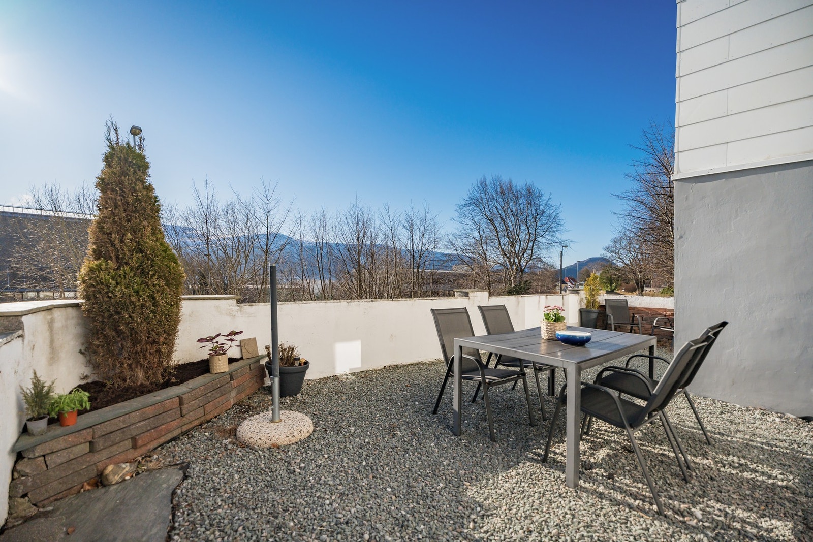 Sameiet disponerer en felles uteplass, opparbeidet med grus og diverse beplantninger. Galleribilde