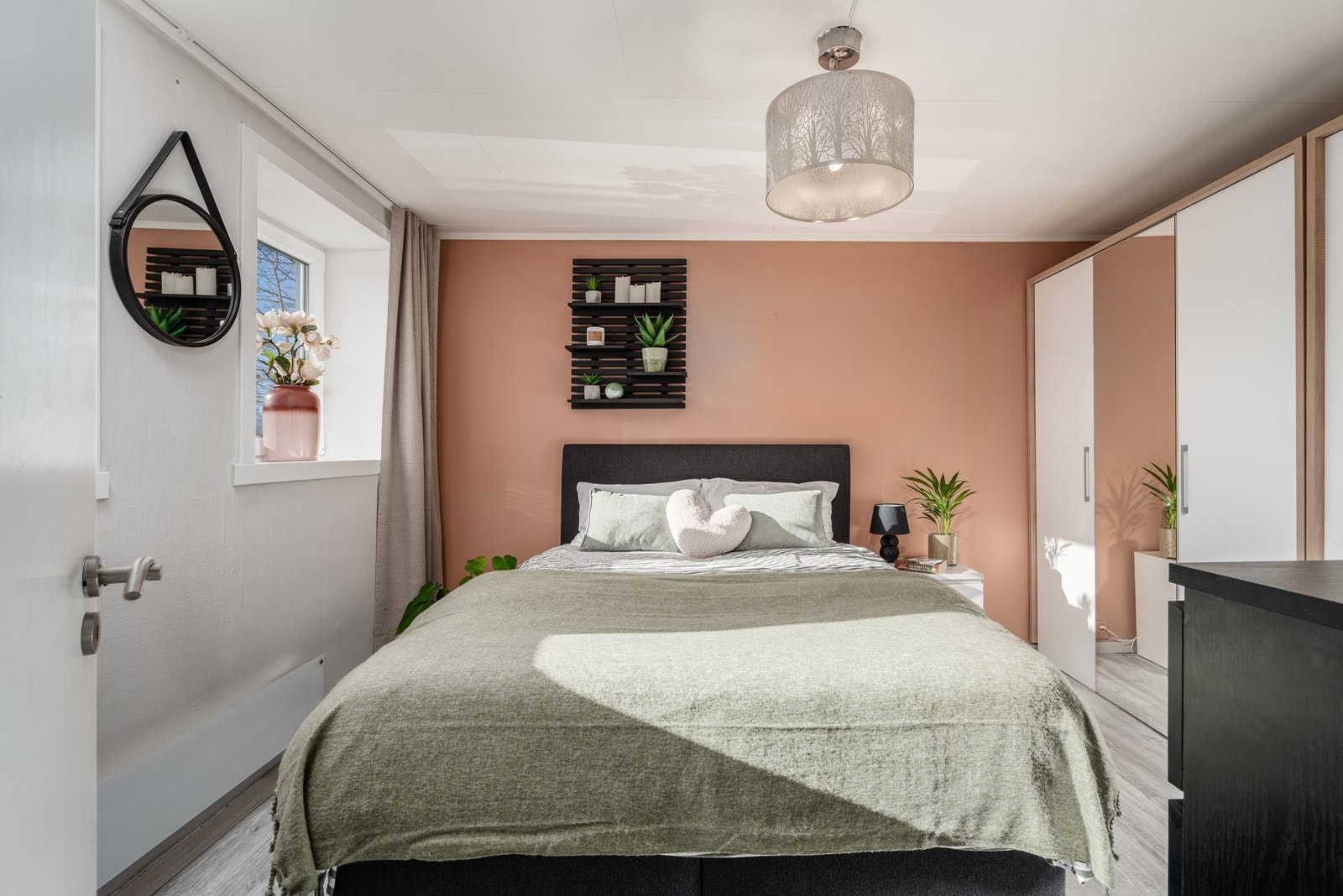 Soverom med plass til seng i ønsket størrelse og tilhørende møblement. Galleribilde