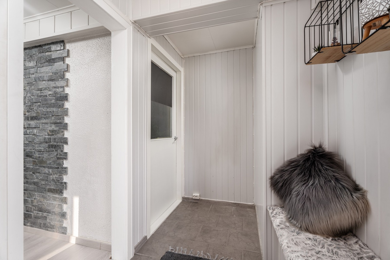 Entré. Enkel adkomst til stor, innvendig bod. Galleribilde