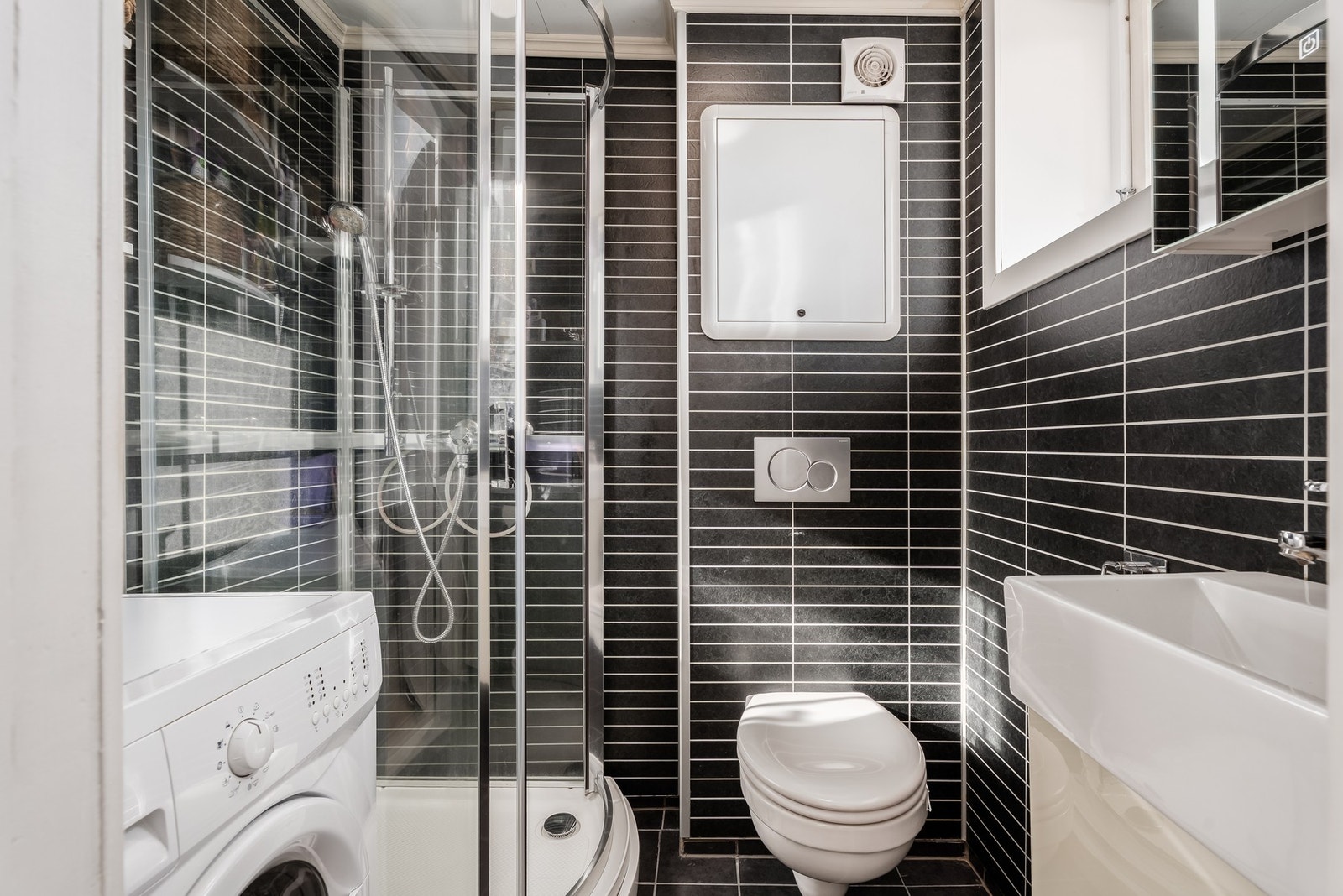 Flott baderom oppgradert i 2013 med baderomsplater på vegg og fliser på gulv, samt vegghengt toalett. Galleribilde