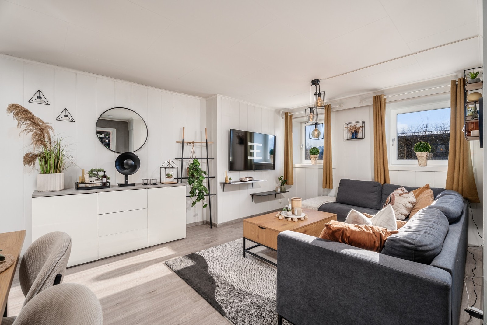 Laminatgulvet på stue, soverom og kjøkken er lagt om i 2018. Galleribilde