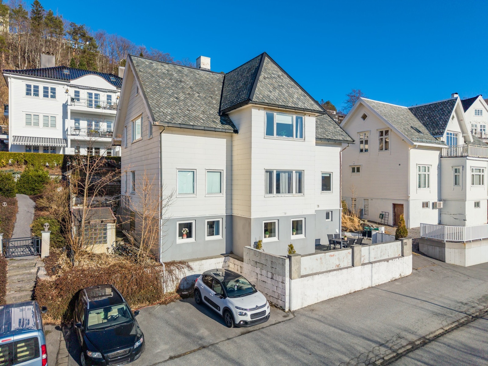 Leiligheten ligger i byggets første etasje. Vinduene i leiligheten er byttet ut i 2018. Galleribilde