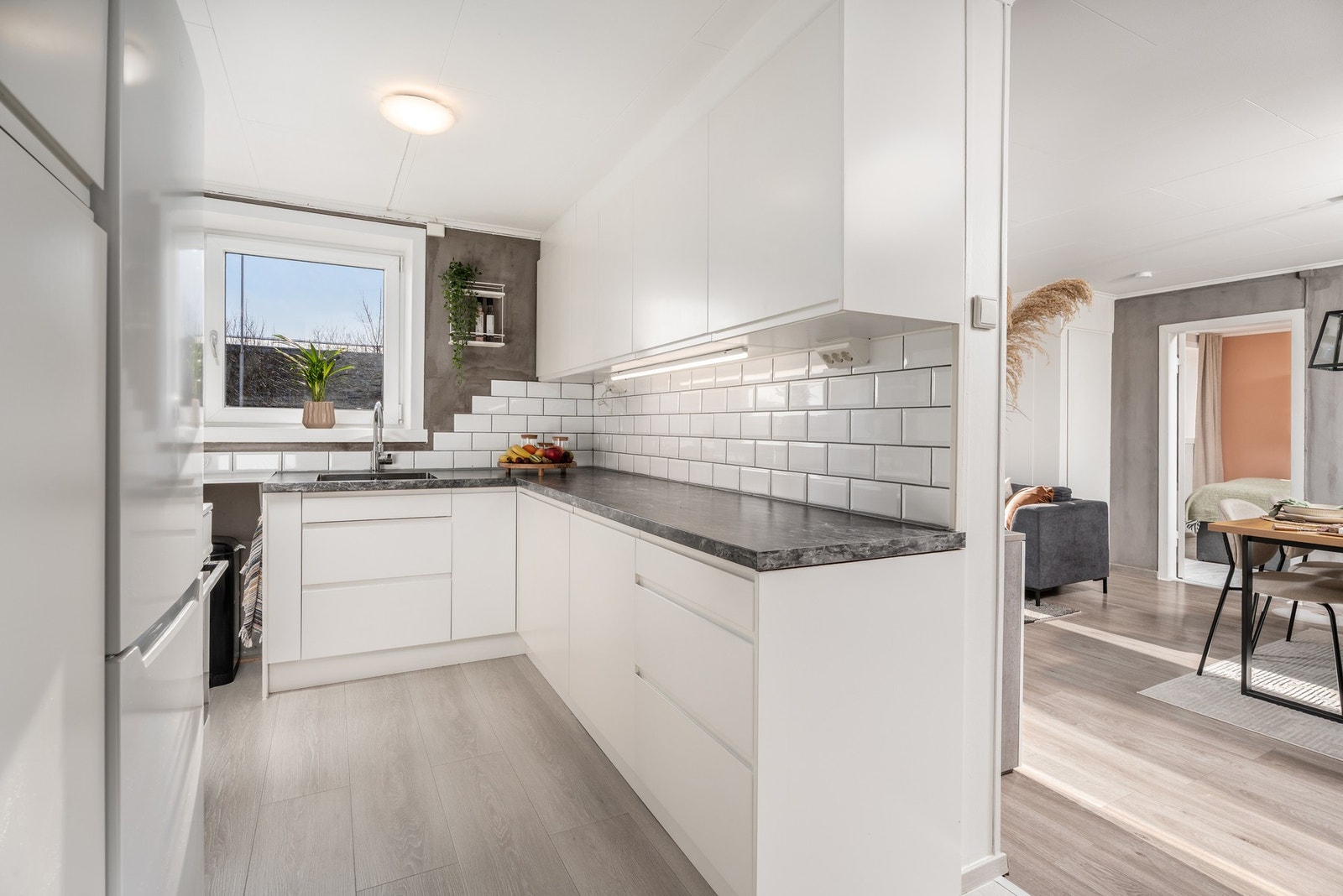 Kjøkkenet er stilrent, med innredninger og teknisk utstyr fra 2018. Galleribilde