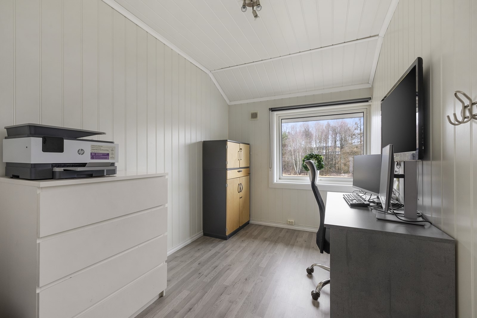 Soverom III har god plass til bred seng og øvrige soveromsmøbler Galleribilde