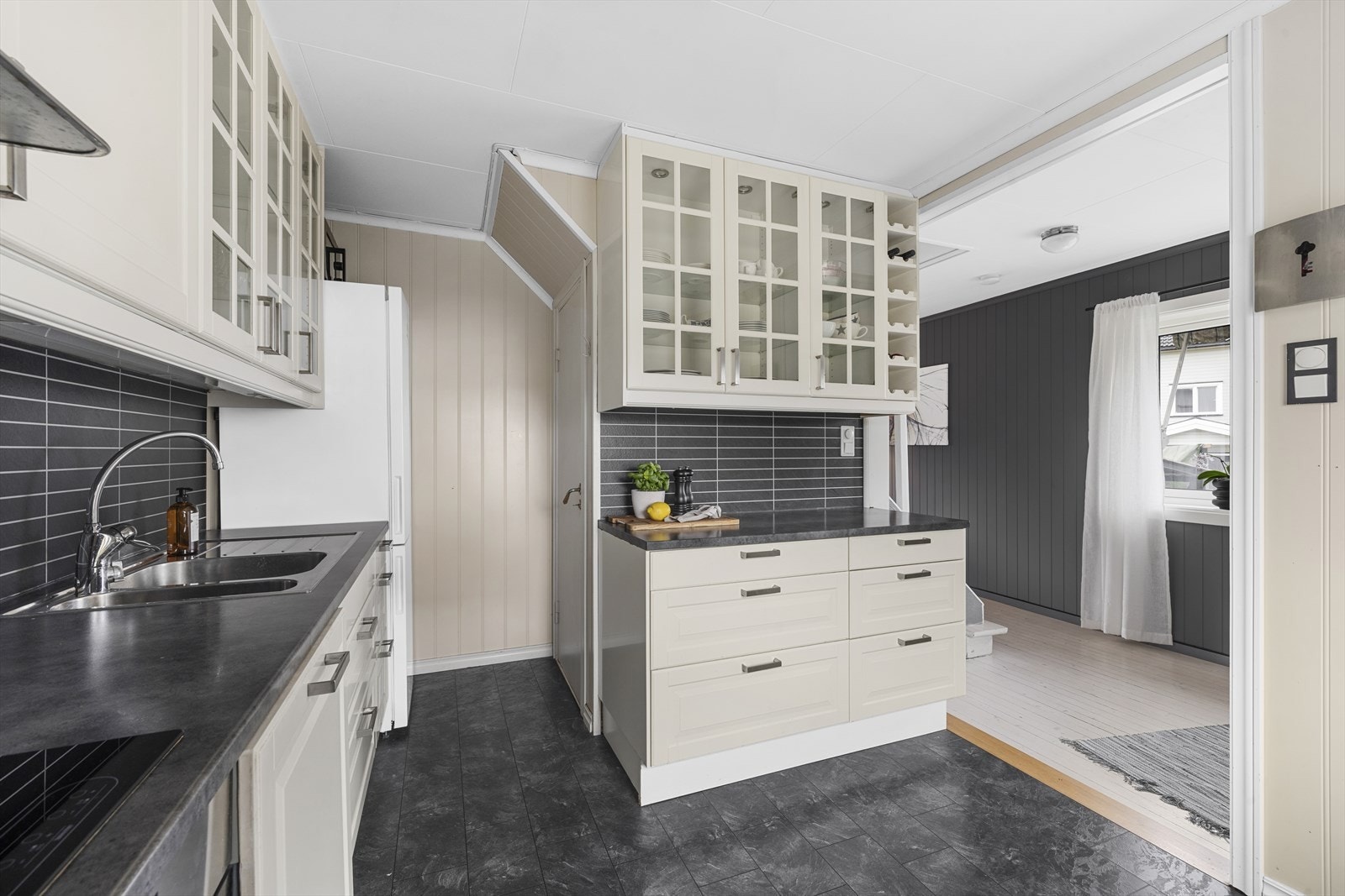 Integrerte hvitevarer som stekeovn, platetopp og oppvaskmaskin. Frittstående kjøl/fryseskap medfølger ikke. Galleribilde