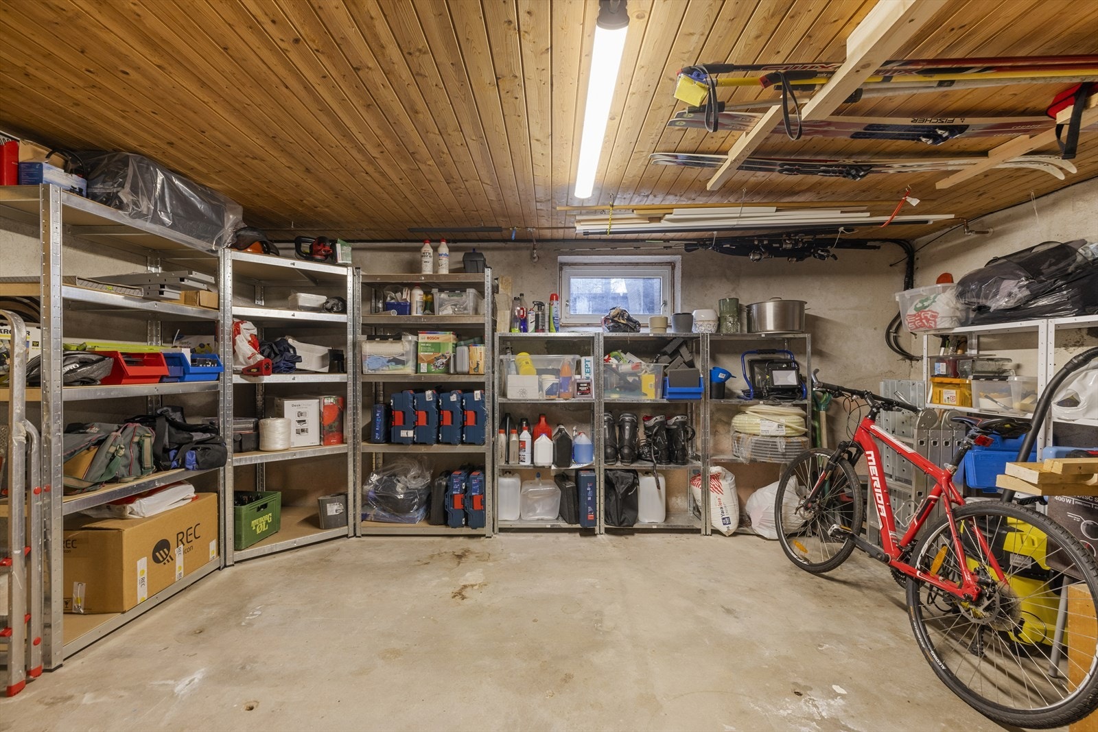 I underetasjen er det god plass til oppbevaring Galleribilde