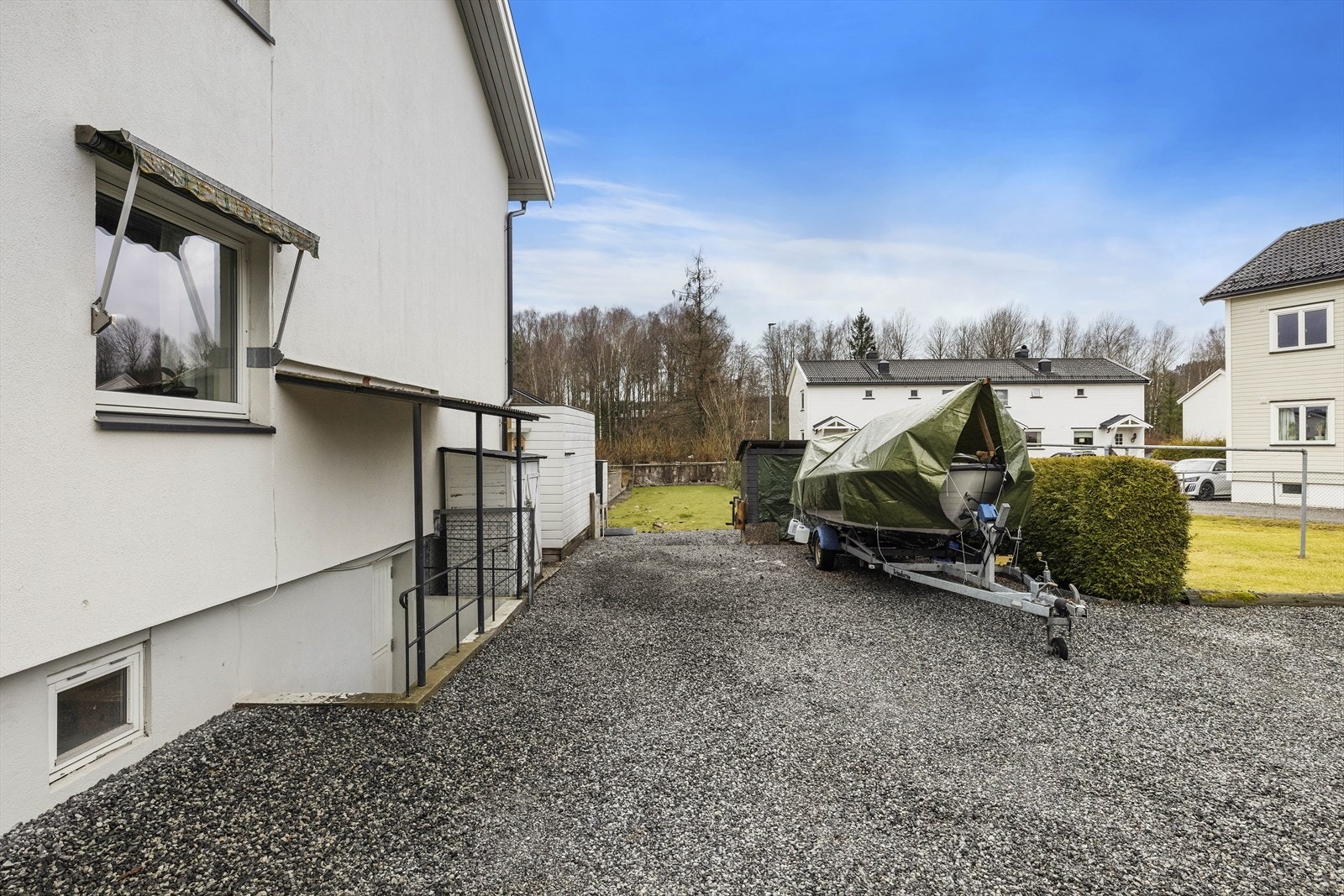 Leiligheten disponerer to parkeringsplasser - trapp ned til bod/vaskekjeller Galleribilde