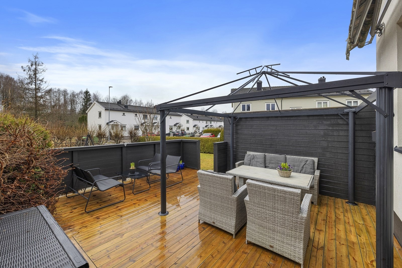 Fra terrassen er det videre adkomst til hageområdet og bålpanneplass Galleribilde