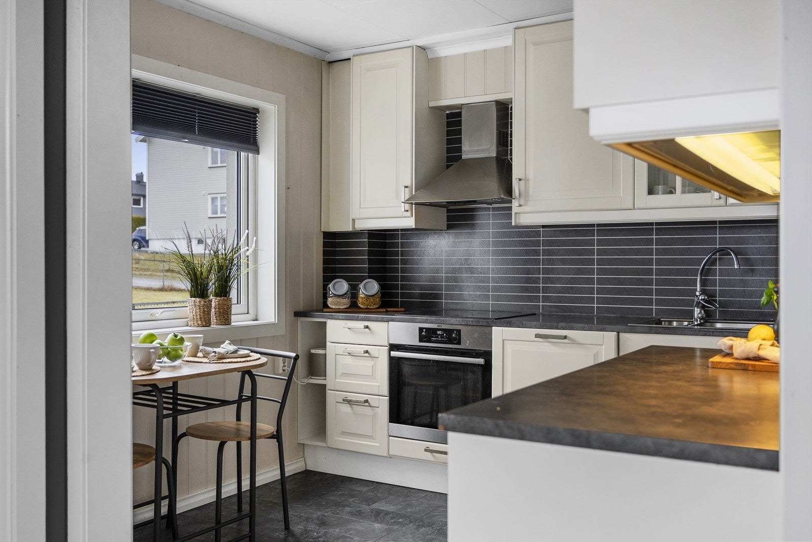 Det er god plass til kjøkkenbord på kjøkkenet Galleribilde