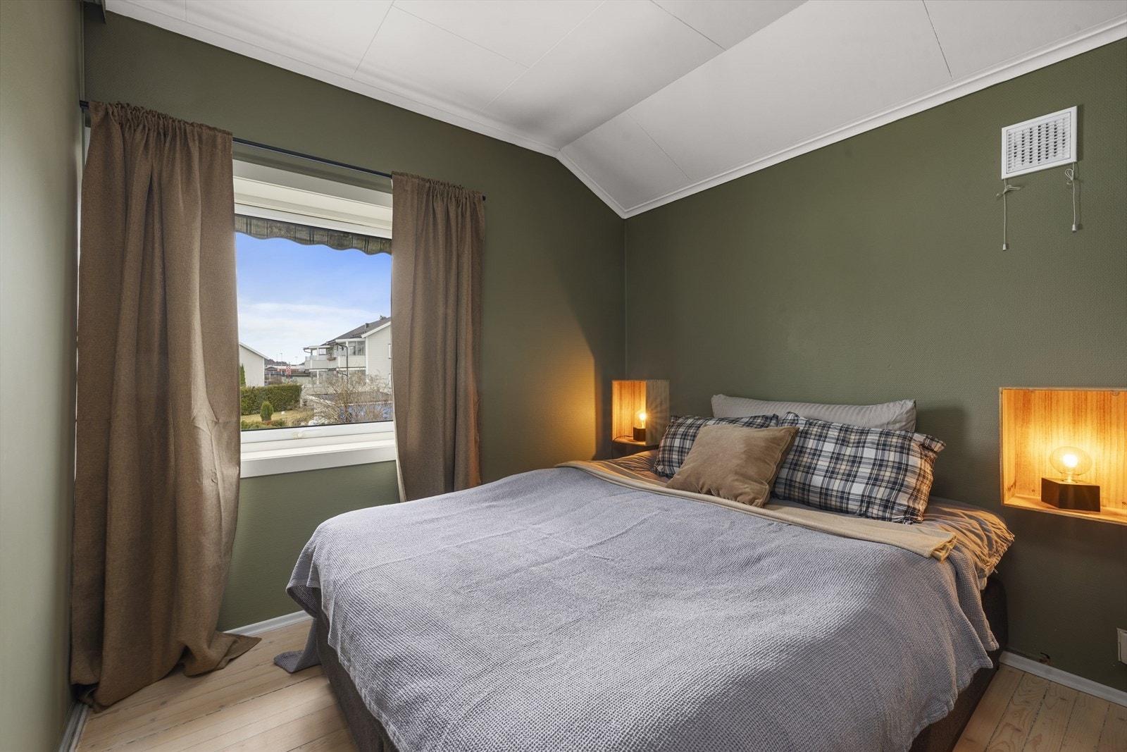 Hovedsoverom har god plass til dobbeltseng og garderobe Galleribilde