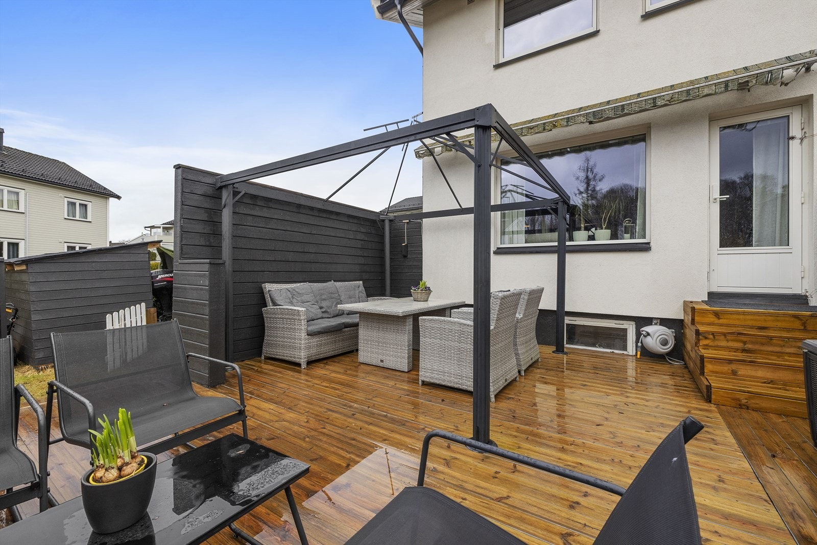 Skjermet og koselig terrasse med god plass til sittegruppe - levegger skjermer mot nabo og innsyn Galleribilde