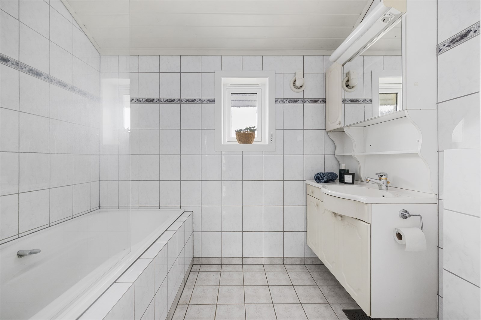 Badet har nøytrale fliser på vegger og gulv, med elektrisk gulvvarme. Galleribilde