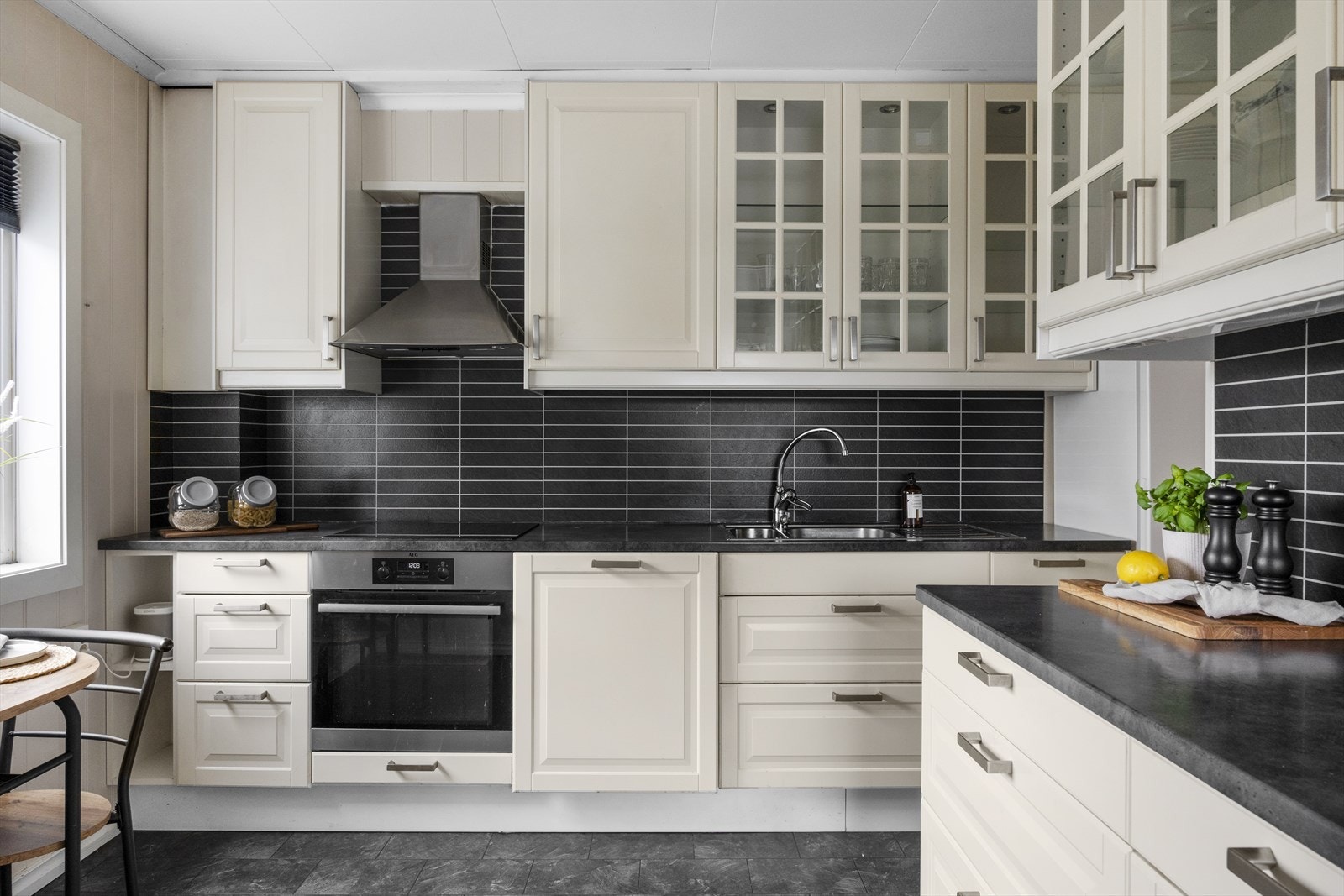 Det er rikelig med oppbevaringsplass og godt med arbeidsplass på dette kjøkkenet. Galleribilde