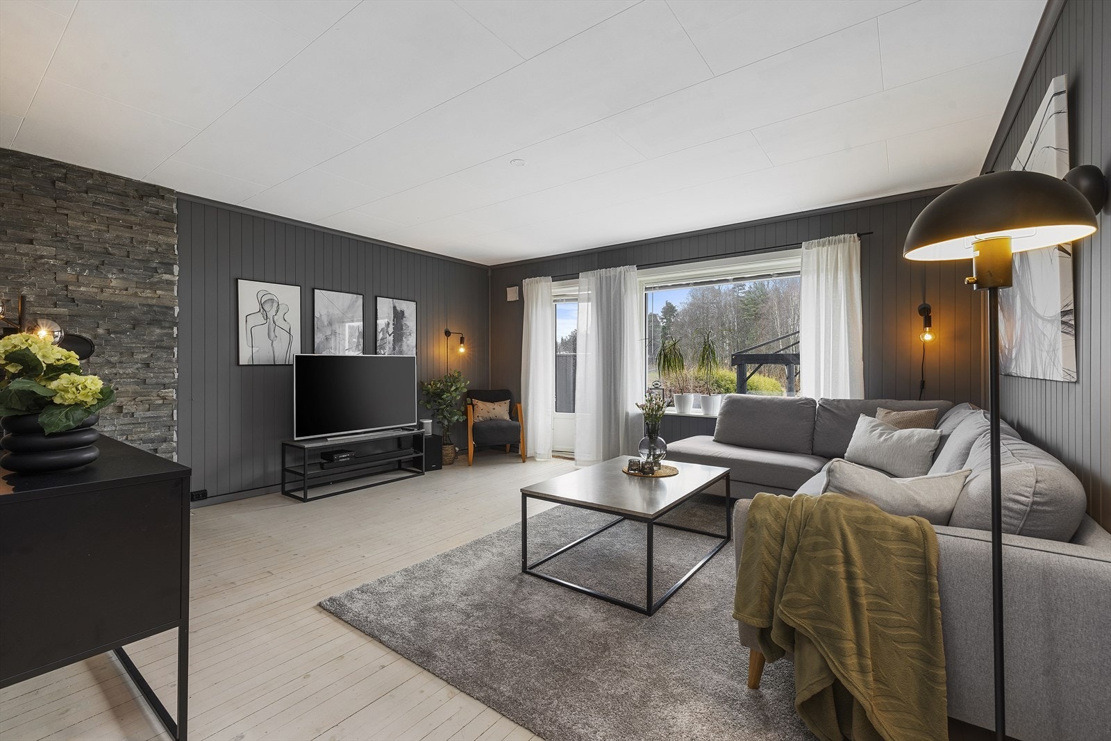 Stuen har store vindusflater som slipper inn rikelig med dagslys Galleribilde