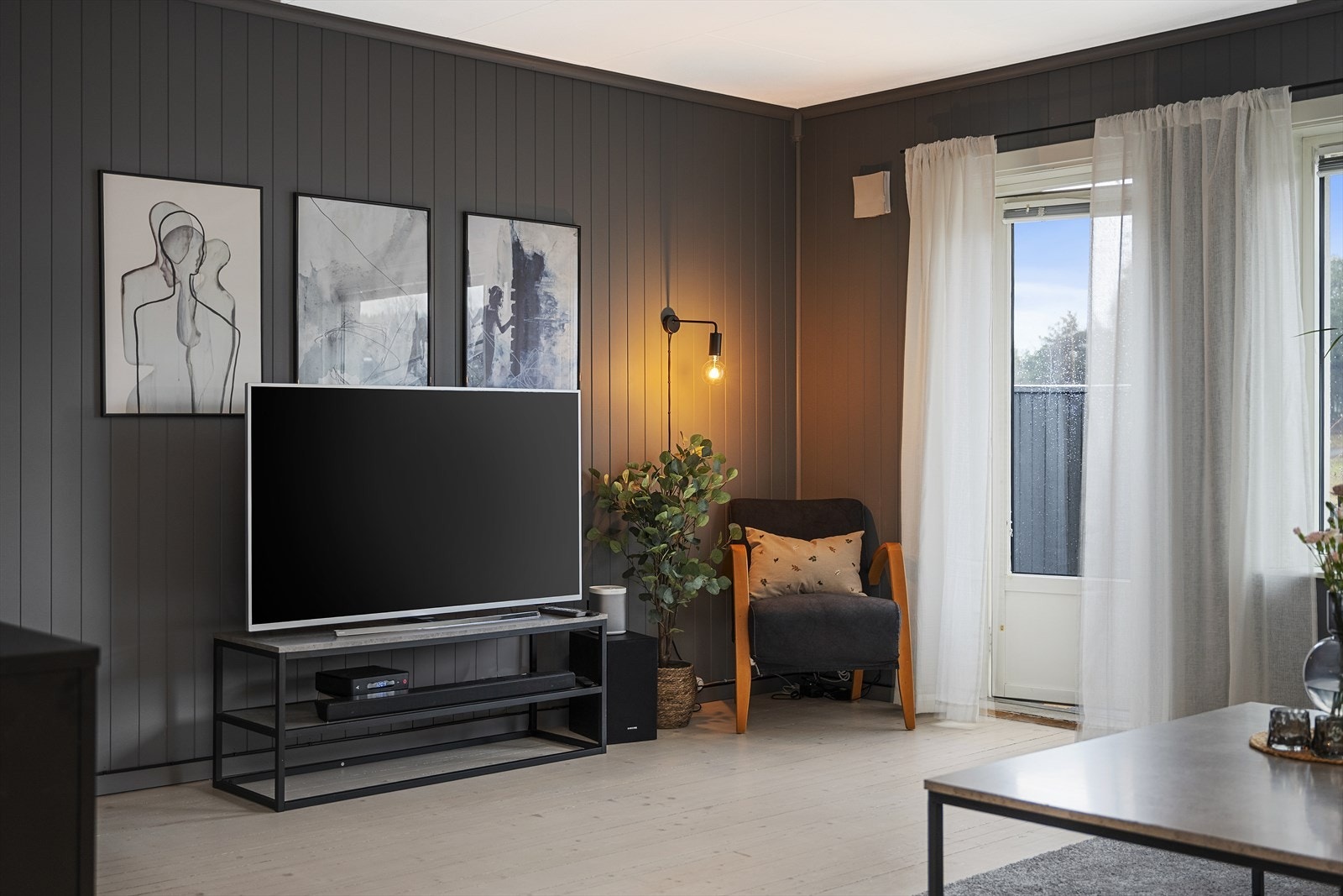 Fra stuen er det utgang til solrik terrasse og hageområde Galleribilde