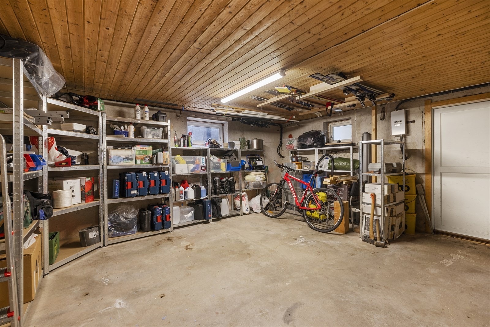 Det er utgang med trapp opp til gårdsplass/uteområde fra boden Galleribilde