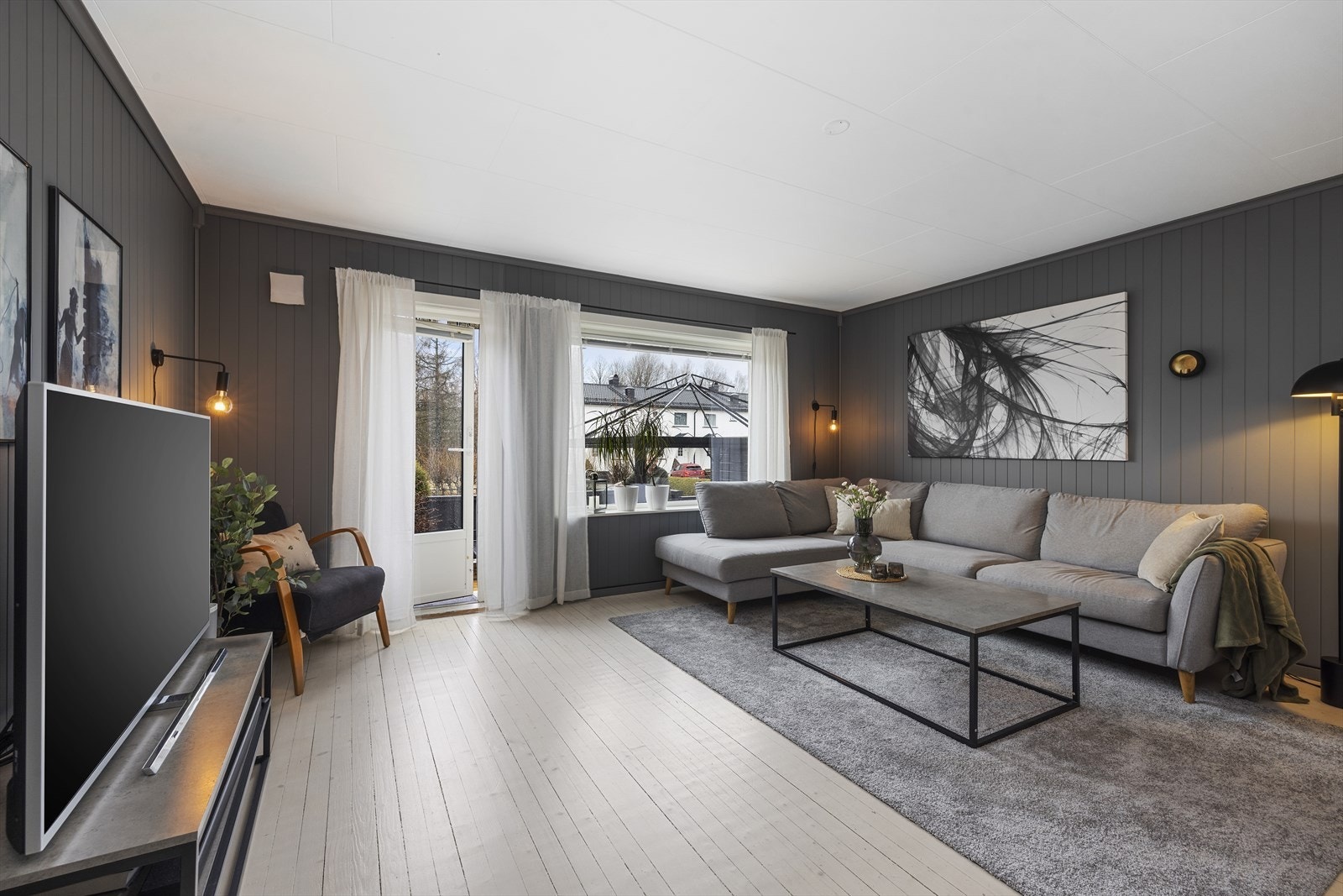 Innbydende stue med god plass til sofagruppe Galleribilde