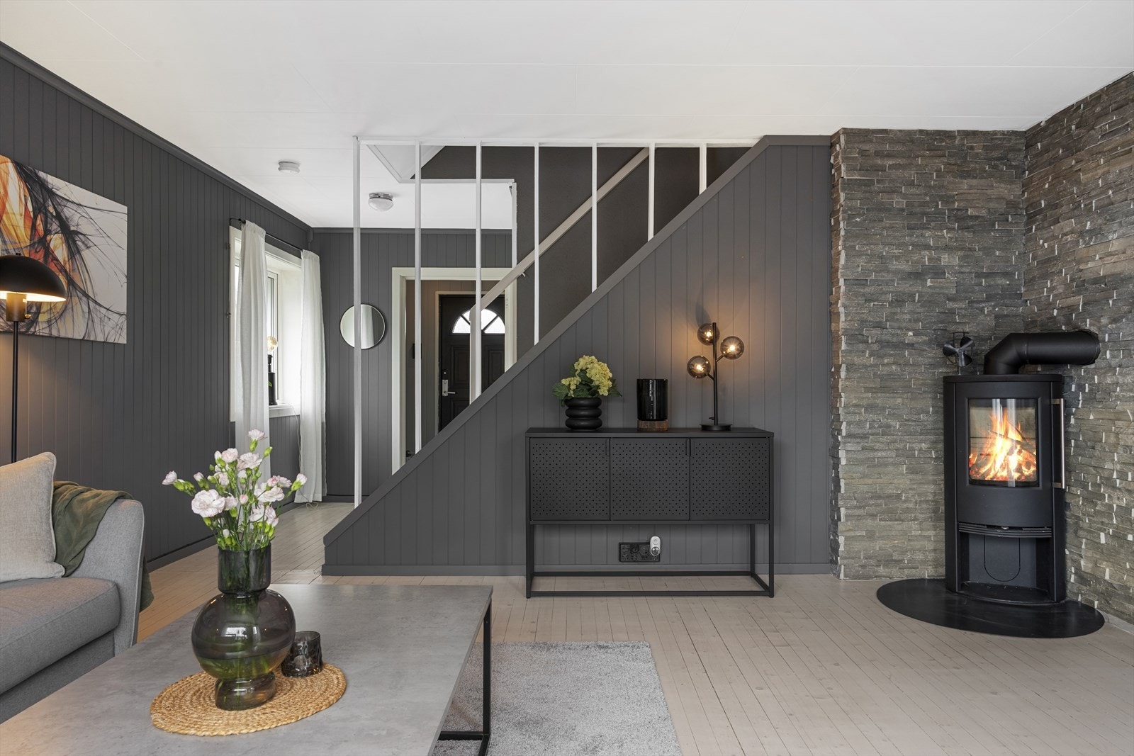 Nyere vedovn sørger for hyggelig stemning og god oppvarming av denne boligen Galleribilde