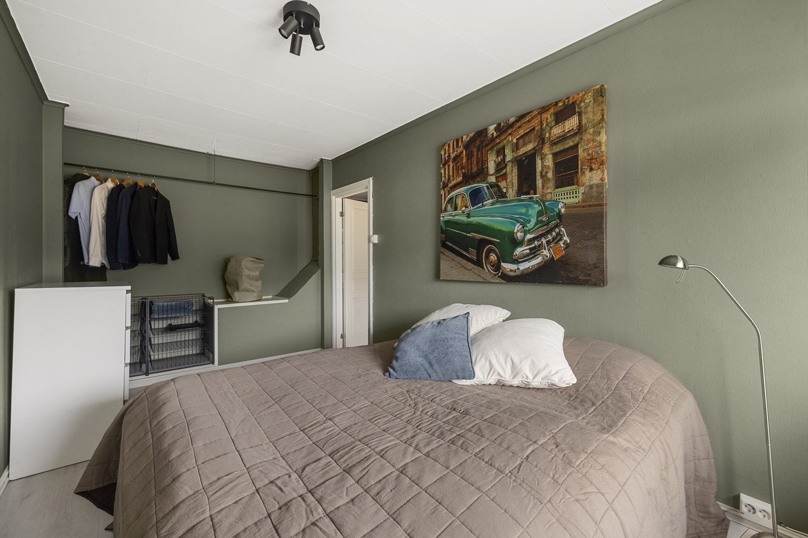 Soverom II har god plass til dobbeltseng og garderobeløsning Galleribilde