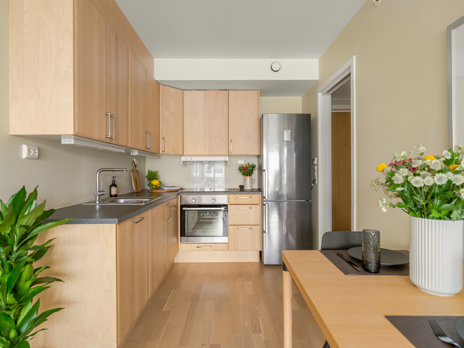 Kjøkkenet var nytt da bygget sto ferdig i 2016, så vi kan trygt informere om fin standard. Galleribilde