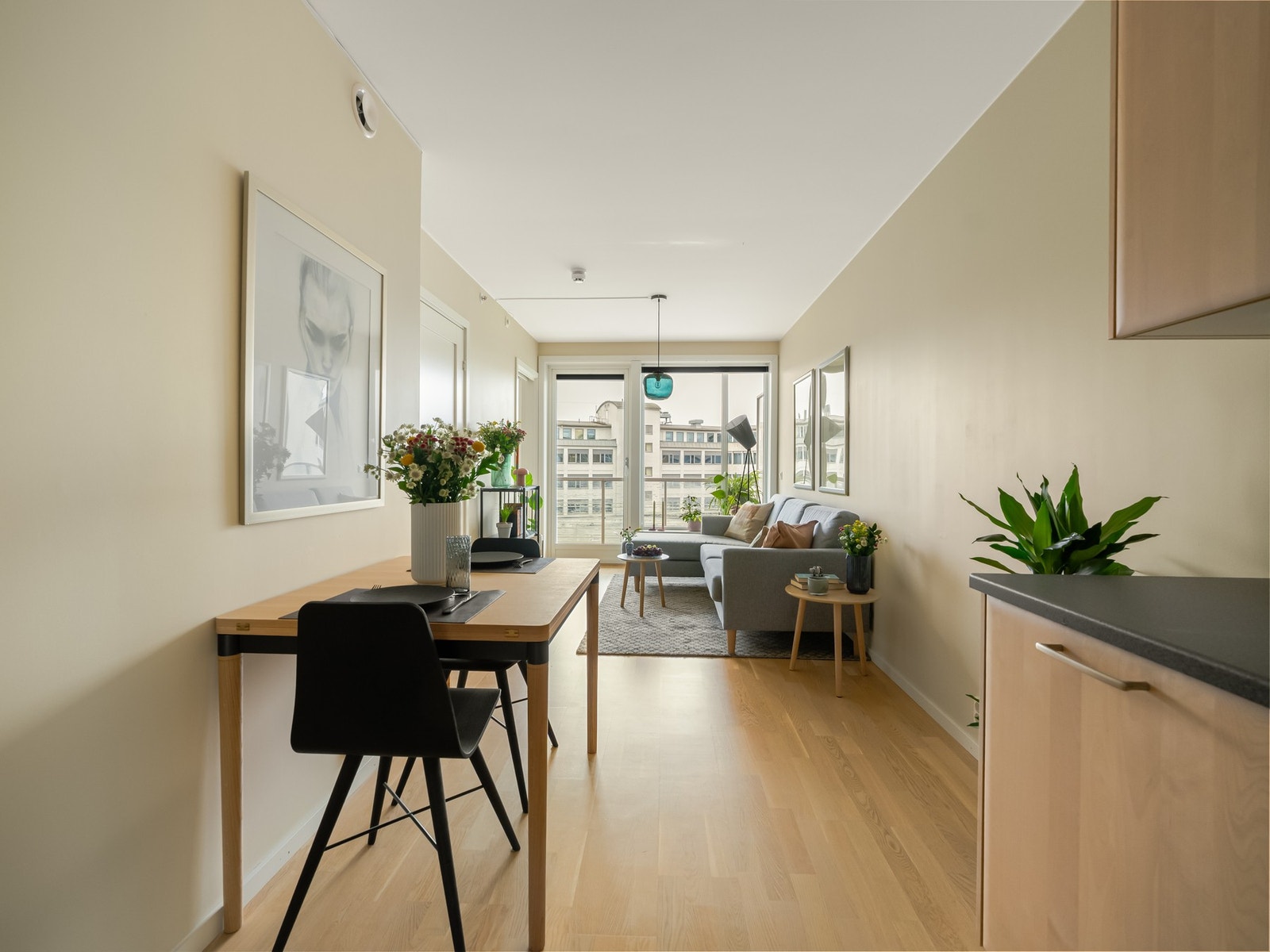 Her er det store vindusflater som slipper inn godt med naturlig lys. Galleribilde