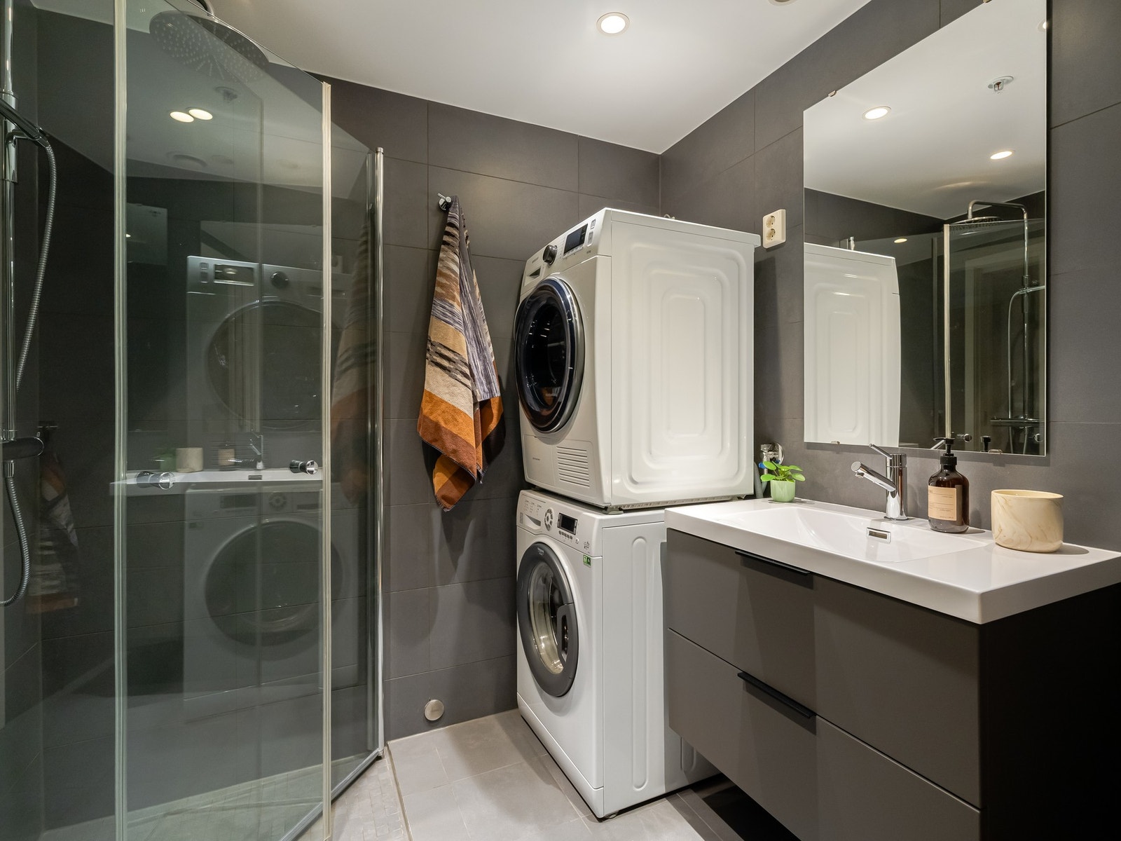 Det består vegghengt toalett, servantskap, dusjhjørne og opplegg til vaskemaskin. Galleribilde