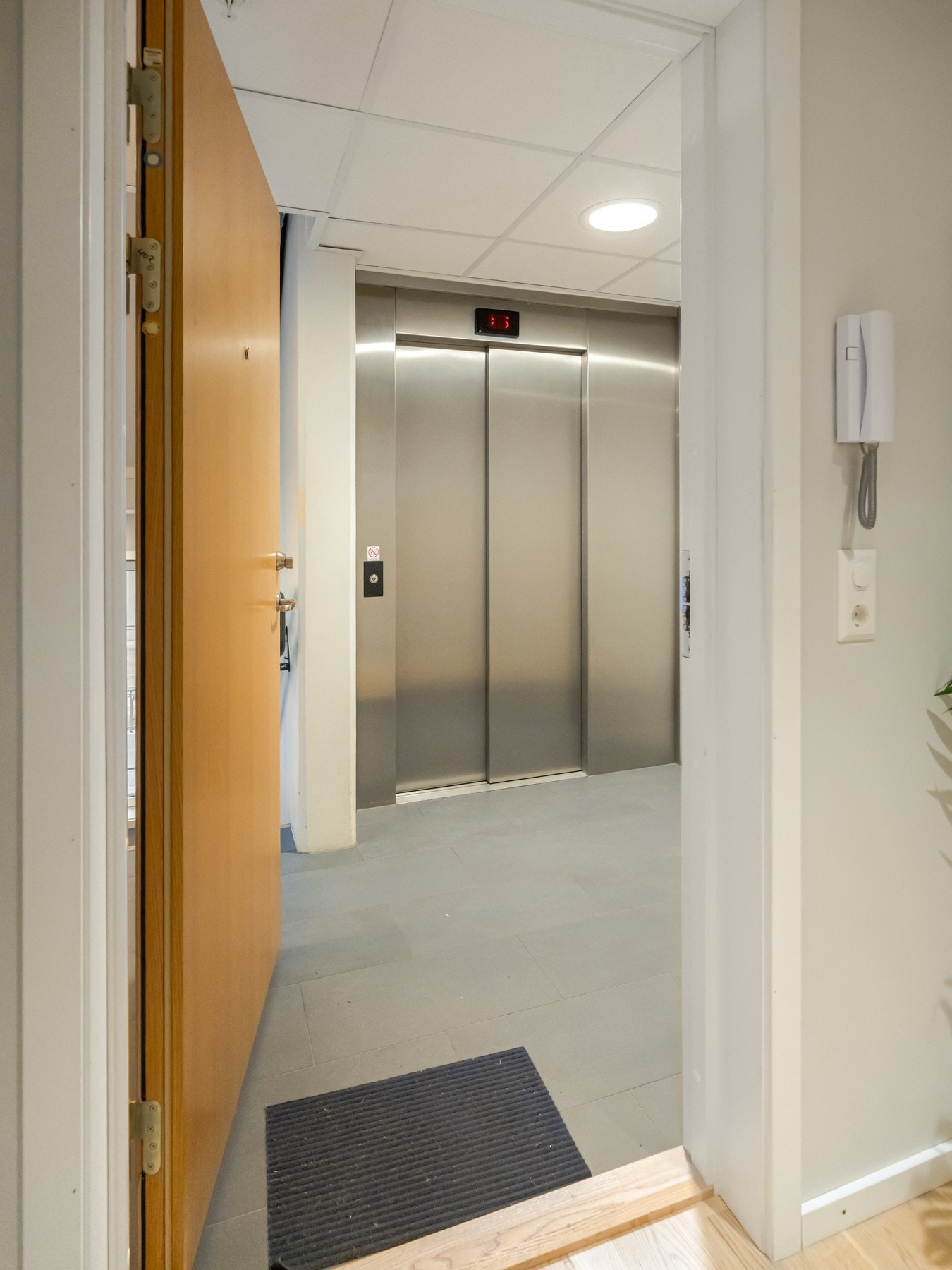 Rett utenfor døren finner du heisen som tar deg ned til bakkeplan og opp til takterrassen. Galleribilde