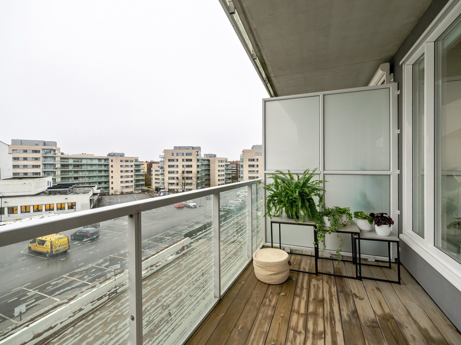 Her kan du nyte solen større deler av dagen på sommerstid. Sameiet tillater både gass- og elektrisk grill. Galleribilde