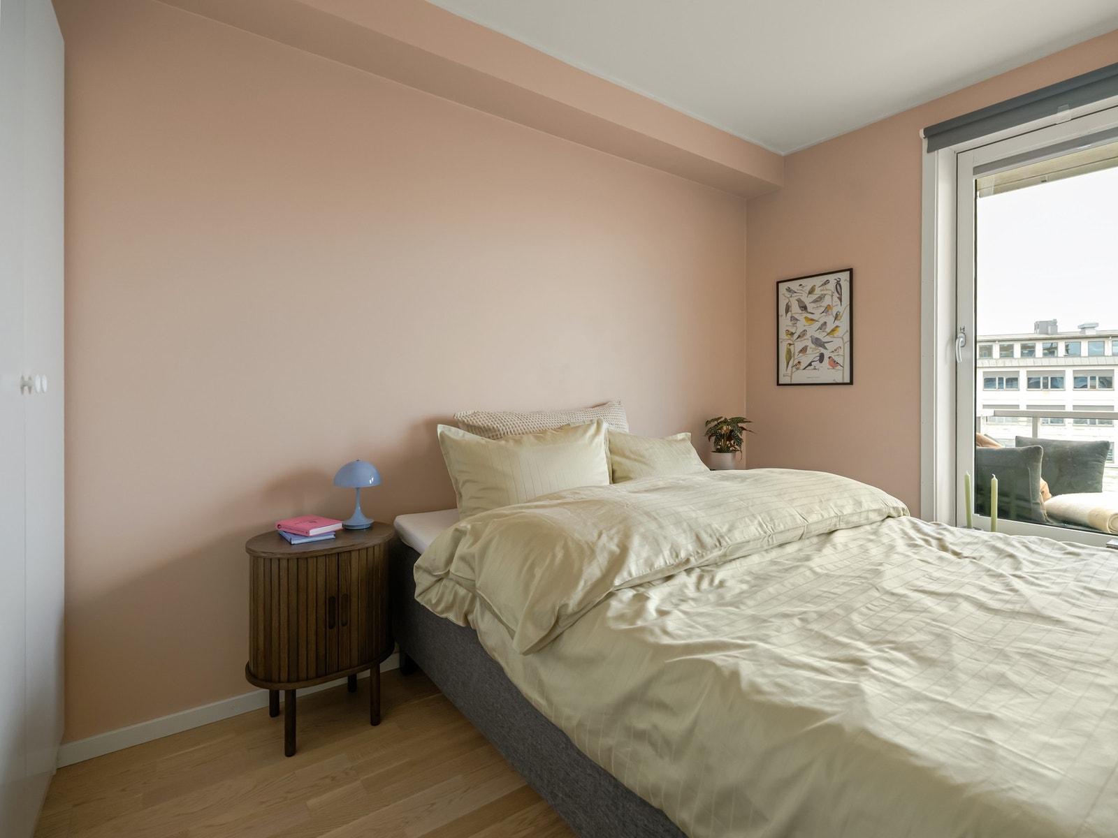 Rommene blir varmet opp med behagelig vannbåren gulvvarme. Galleribilde