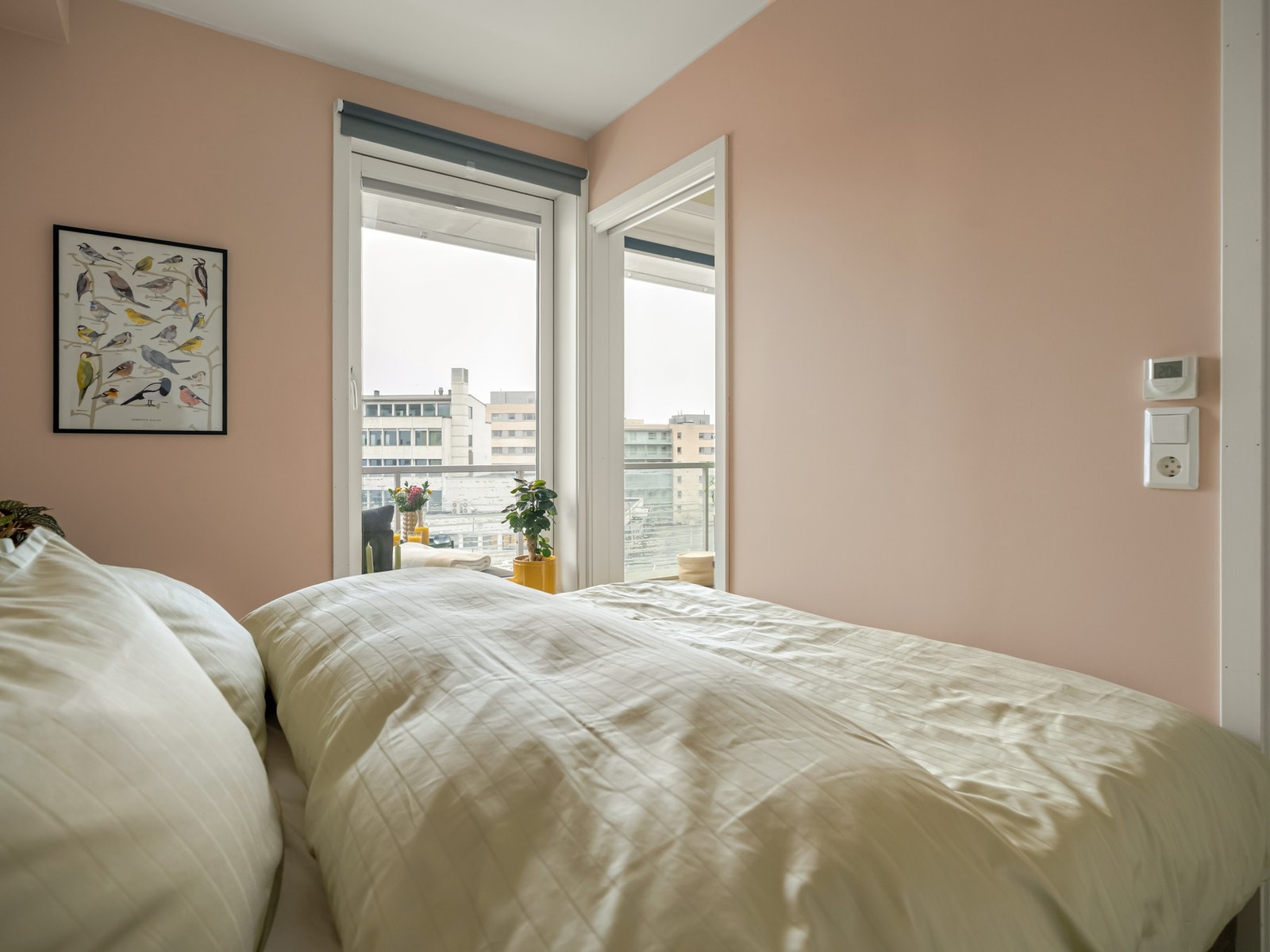 Likt som stuen er det også rikelig med naturlig lys her. Galleribilde