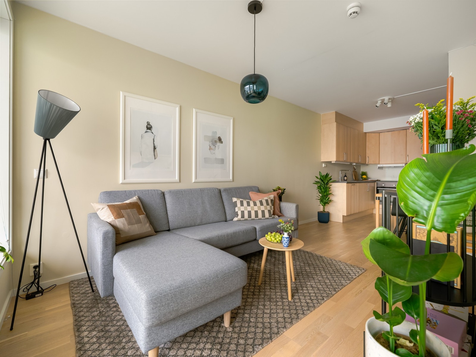 Den er malt i tidsriktige fargetoner. Galleribilde