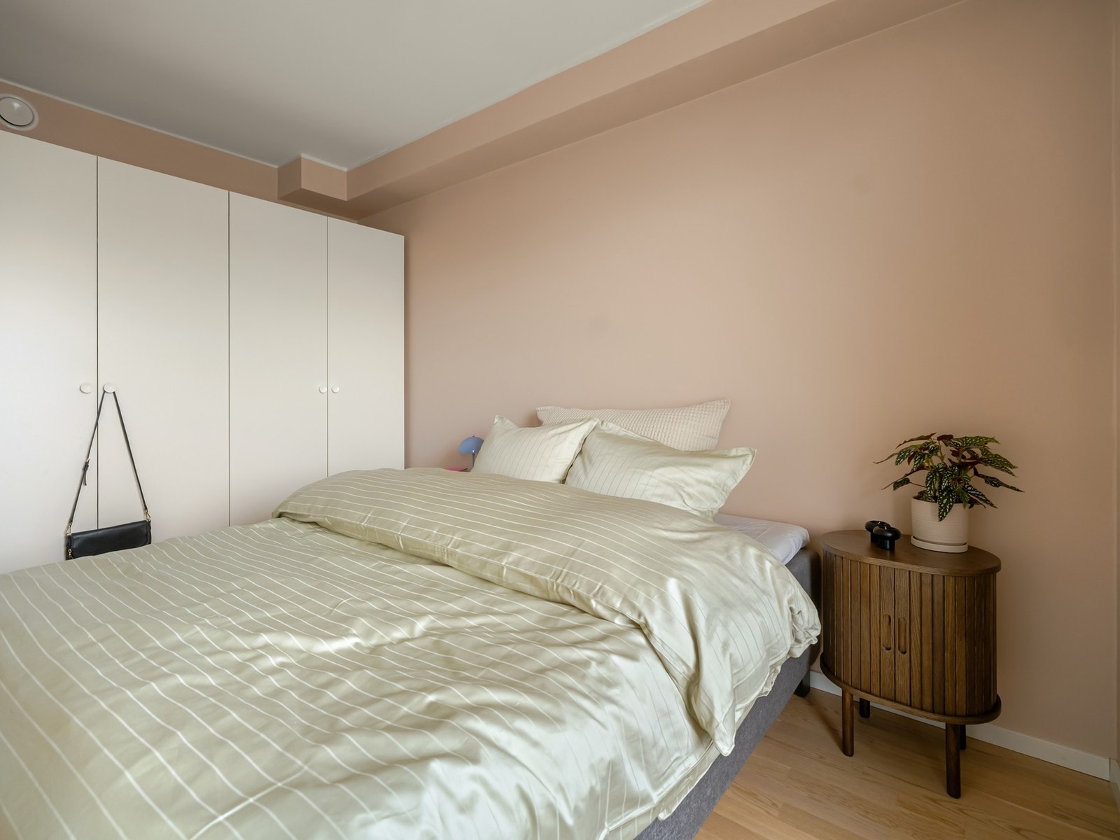 Det er av god størrelse, med plass til dobbeltseng og tilhørende nattbord. Galleribilde