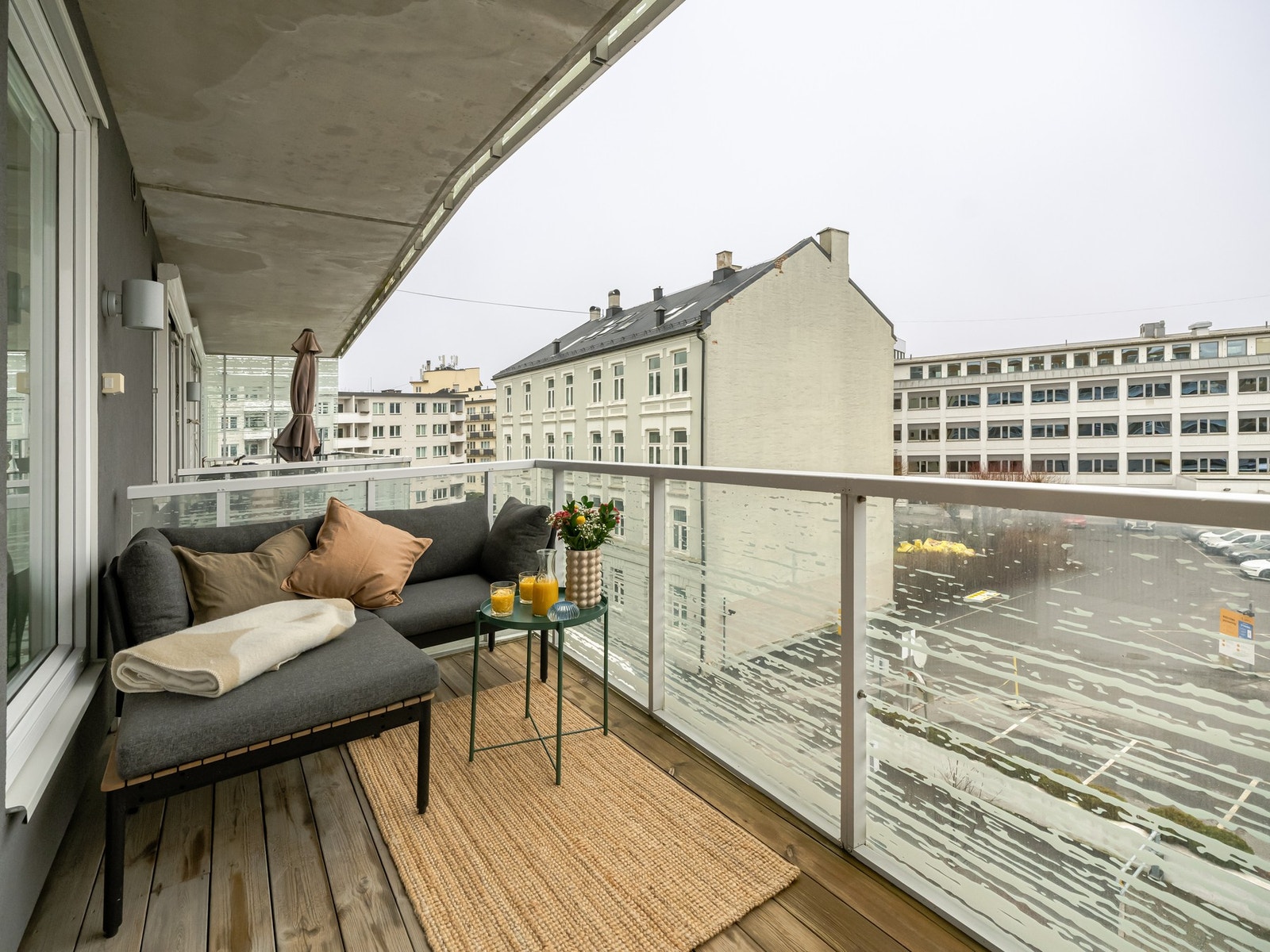 Balkongen er av god størrelse på ca. 7 kvm, som gir god plass til utemøbler. Galleribilde