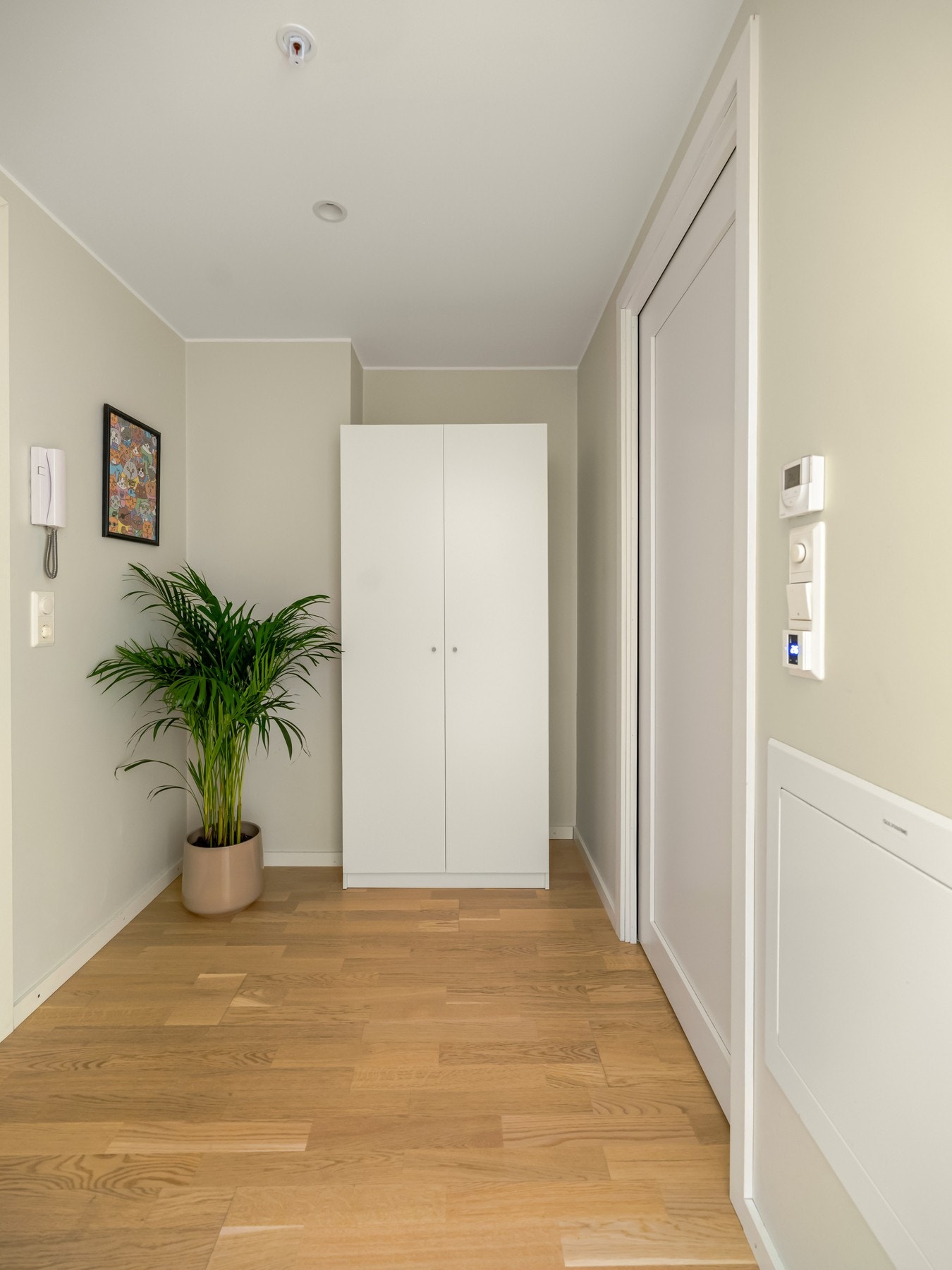 Garderobeskapet følger naturligvis med salget. Galleribilde