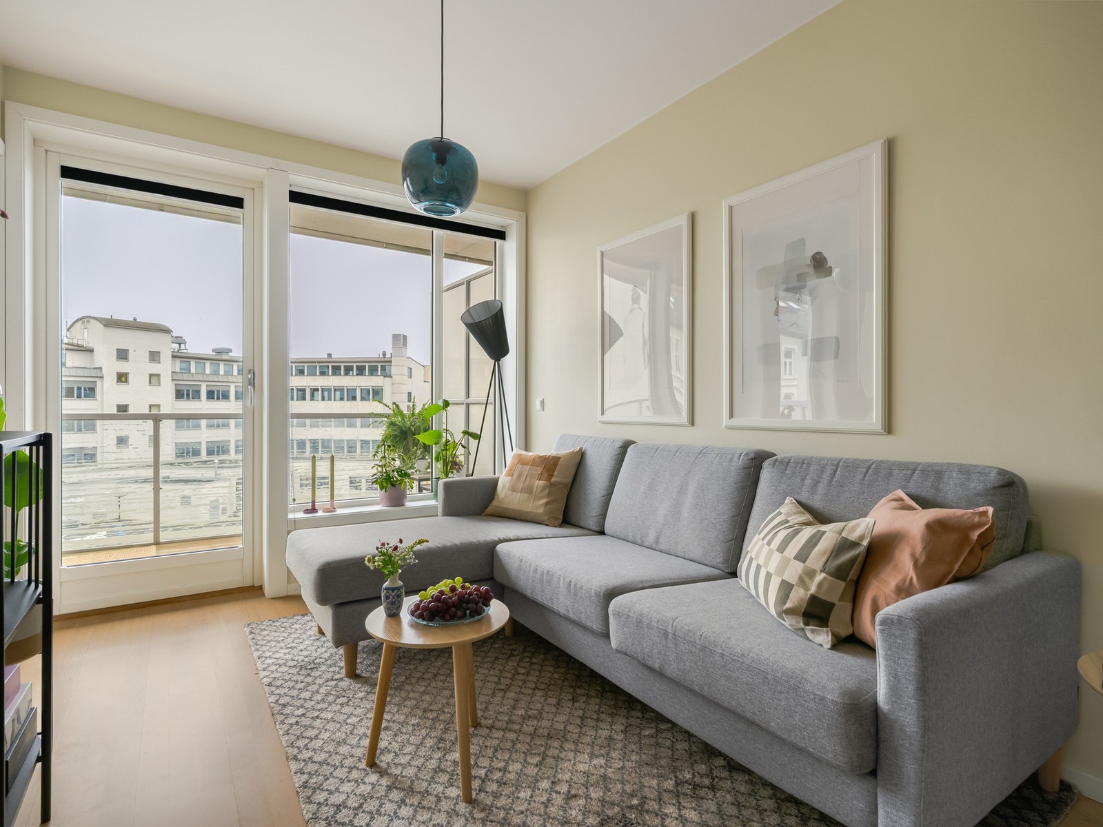 Vi fortsetter inn i det som vil være ditt foretrukne oppholdsrom, nemlig denne fine stuen. Galleribilde