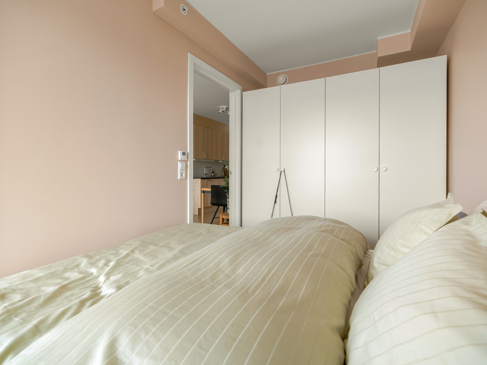 Her er det også et stort garderobeskap som følger med salget. Galleribilde