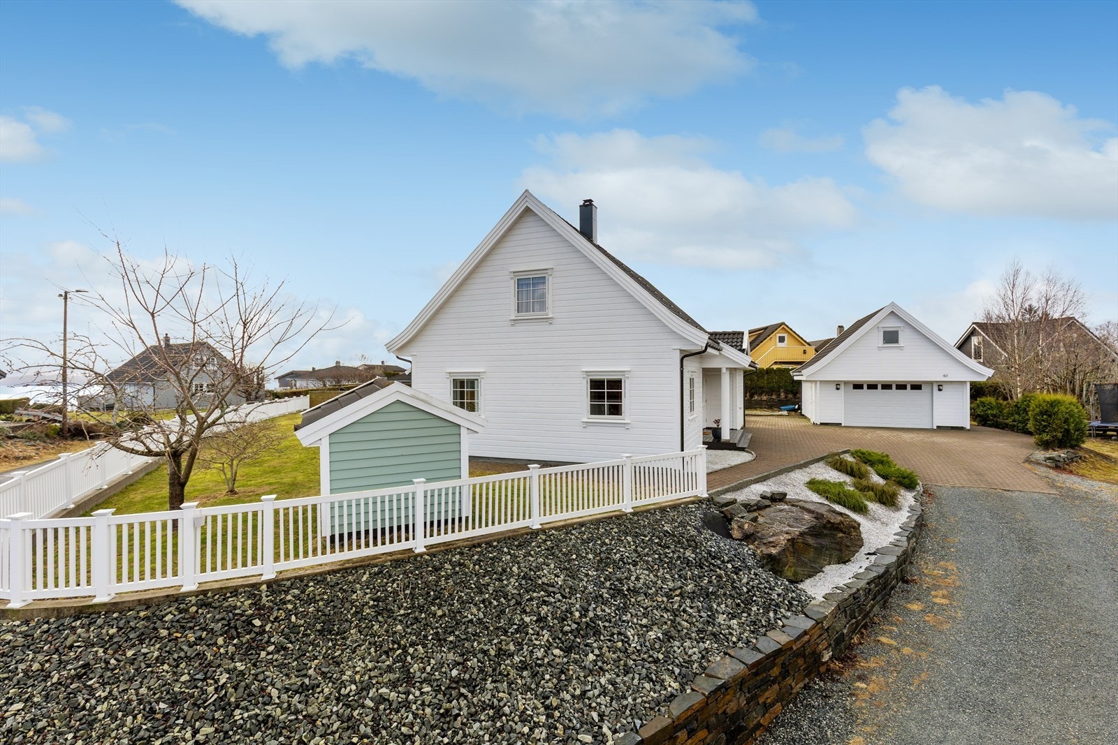 Eiendommen ligger i et etablert og rolig boligområde, med ballbinge rett ved og ellers kort veg til de fleste fasiliteter. Galleribilde