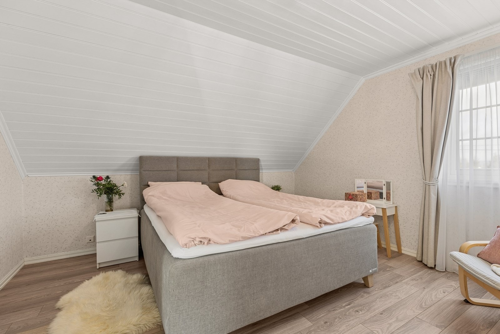 Hovedsoverommet har god plass til dobbeltseng og garderobeløsning. Galleribilde